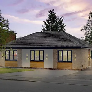 Brand New 4 Bed Deluxe Modern - Sleeps 9 - Private Parking & Garden , Nottingham United Kingdom